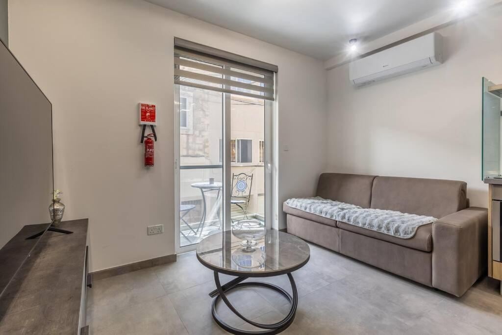 Nocturnal Elegance Apartment By Solea Sliema Bagian luar foto