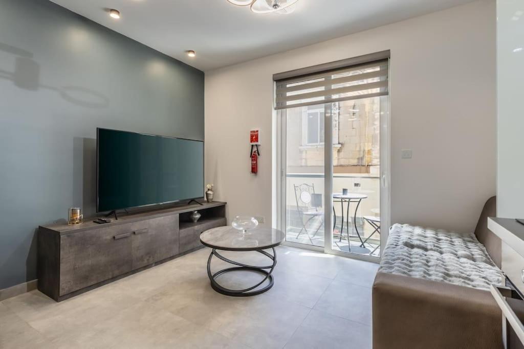 Nocturnal Elegance Apartment By Solea Sliema Bagian luar foto