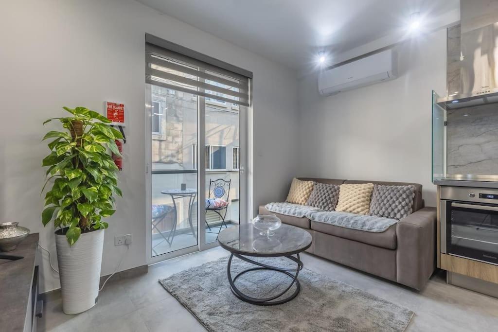 Nocturnal Elegance Apartment By Solea Sliema Bagian luar foto